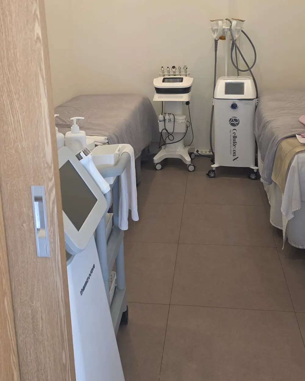 Re & Aesthetic 리엔에스테틱 강남대로106길, 3층 — 1인 트리트먼트 룸 — 온다 · 셀리온 X 장비