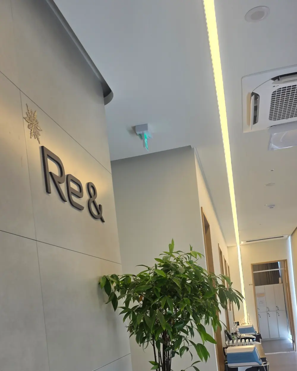 Re & Aesthetic 리엔에스테틱 강남대로106길, 3층 — Re & Aesthetic 사인과 시술 장비